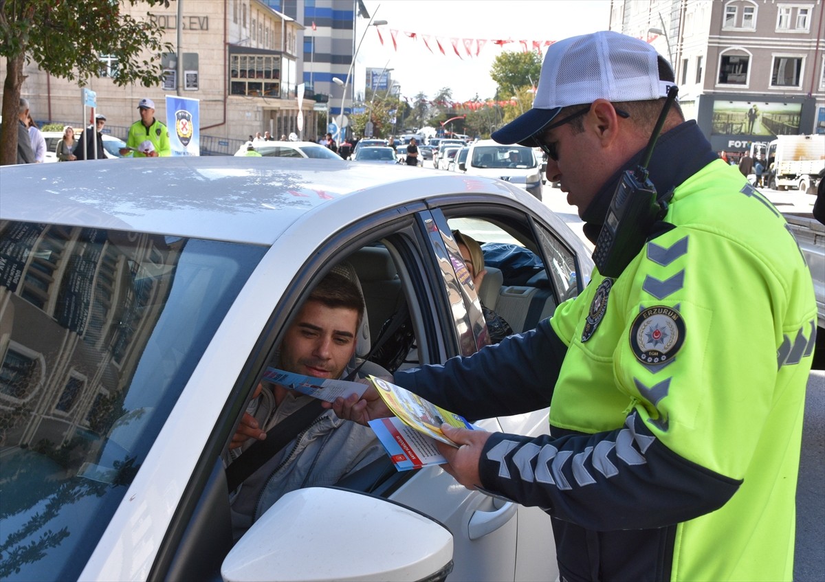 Erzurum'da polis ekipleri, "önce yaya" kuralına dikkati çekebilmek ve yaygınlaştırabilmek için...