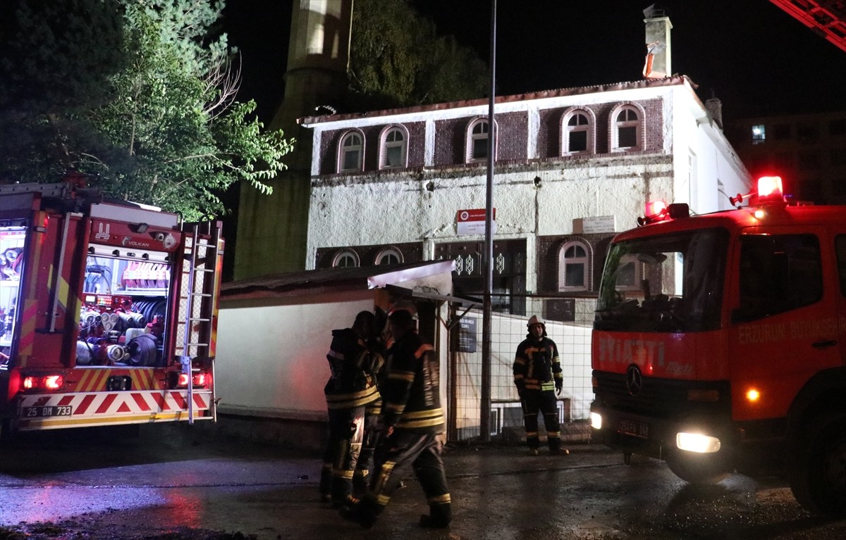 Erzurum'da tarihi caminin çatısında çıkan yangın, itfaiye ekiplerinin müdahalesi ve TOMA'nın...