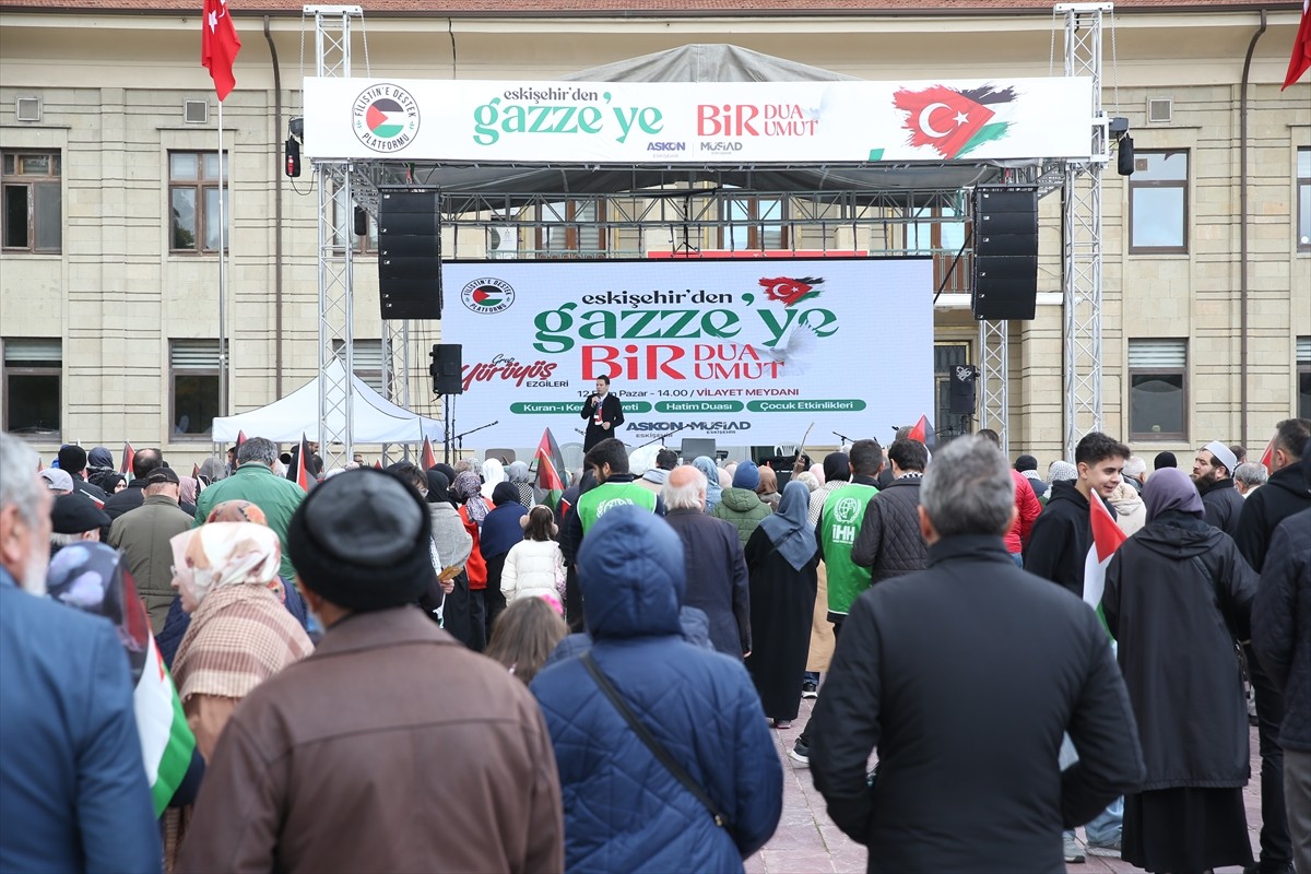 Eskişehir'de, Filisten'e Destek Platformu tarafından Gazze'de yürürlüğe giren ateşkes dolayısıyla...