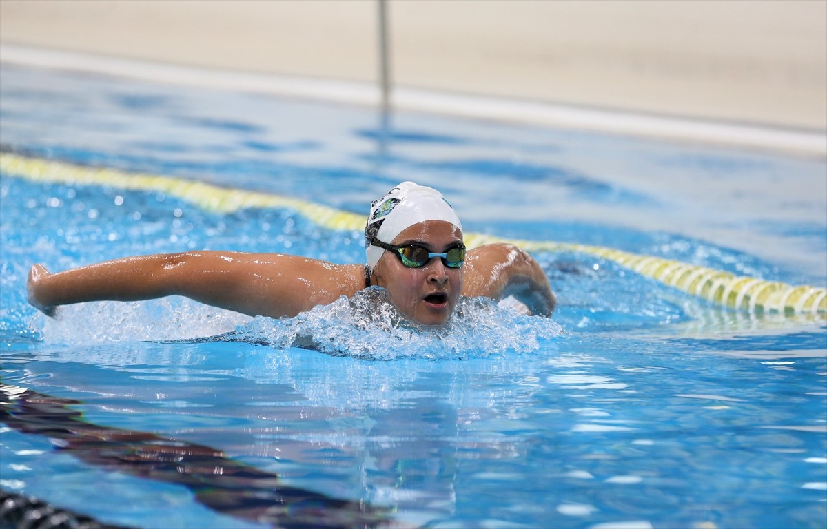 Eskişehir Büyükşehir Belediyesi Spor Kulübü'nün işitme engelli milli yüzücüleri İdil Bengisu...