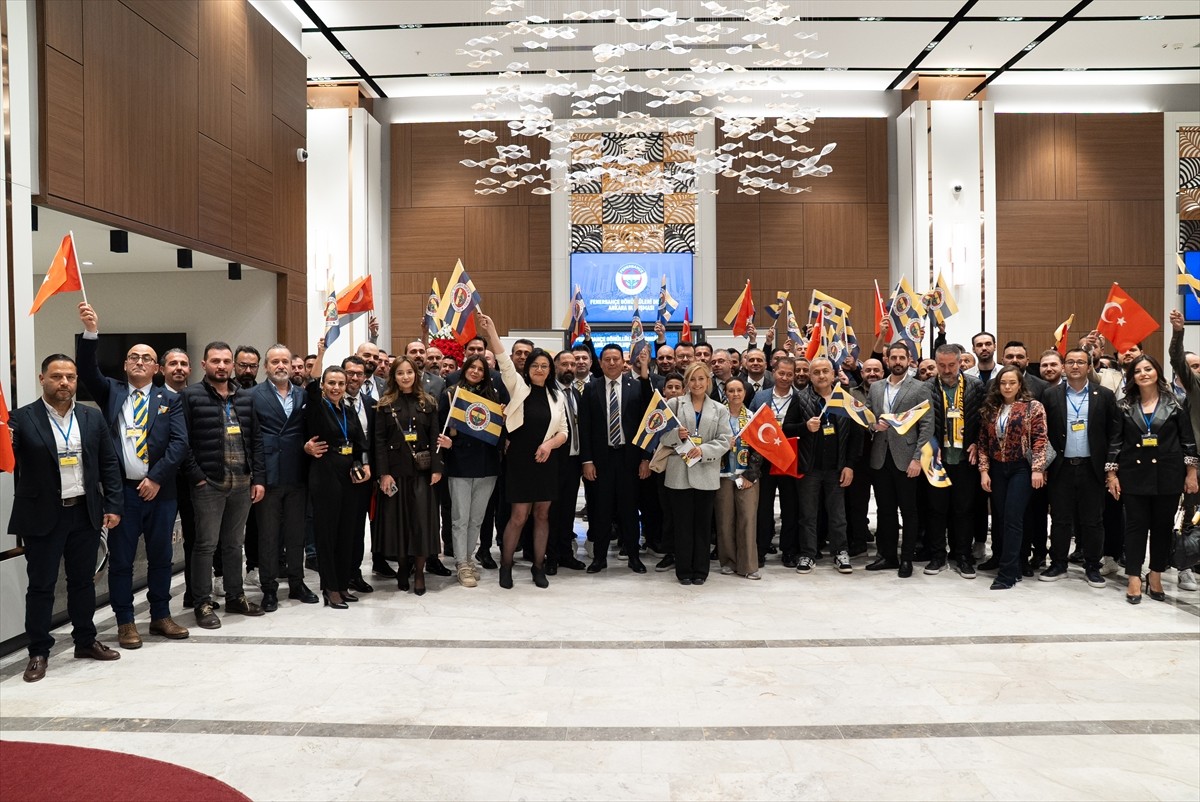Fenerbahçe Gönüllüleri Derneğinin düzenlediği etkinlikte sarı-lacivertli renklere gönül verenler...