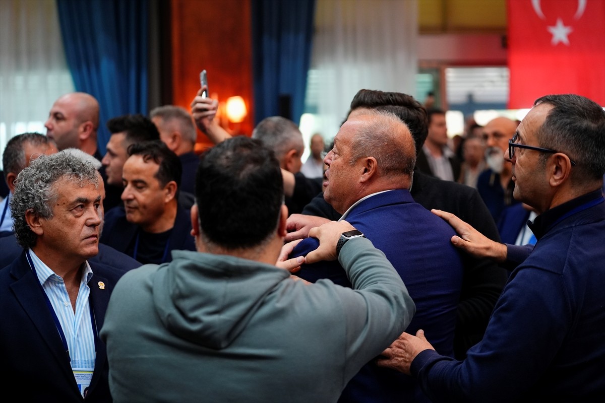 Fenerbahçe Kulübü Yüksek Divan Kurulu toplantısında, eski başkanlardan Aziz Yıldırım ile eski...