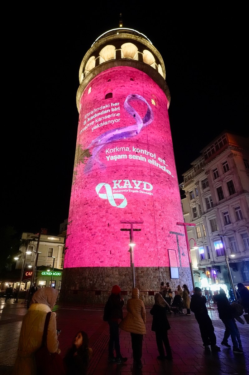 Galata Kulesi meme kanserinde farkındalığı artırmak amacıyla pembe renkle...