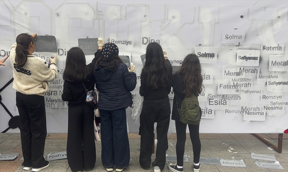 Gaziosmanpaşa Belediye binasına, Filistin'de yaşamını yitiren 18 bin çocuğun adının yer aldığı...