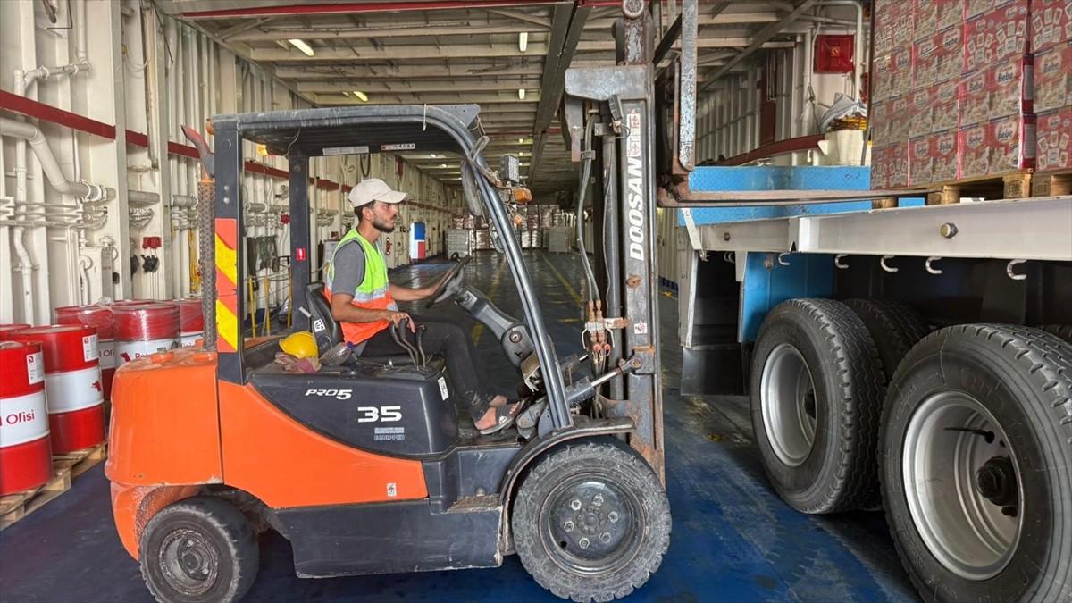 Gazze için insani yardım taşıyan 17. "İyilik Gemisi"nin El-Ariş Limanı'na ulaşmasının ardından...