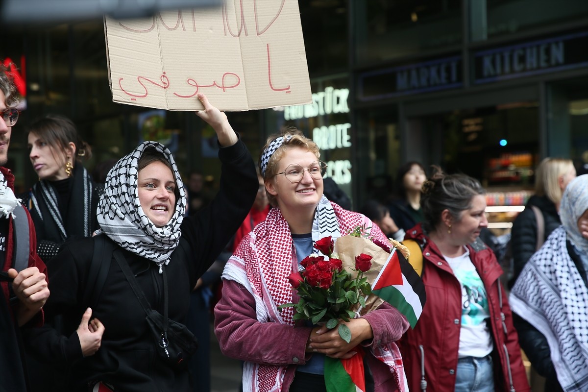 Gazze Şeridi'ne uygulanan yasa dışı ablukayı delmek ve insani yardım ulaştırmak isterken İsrail...