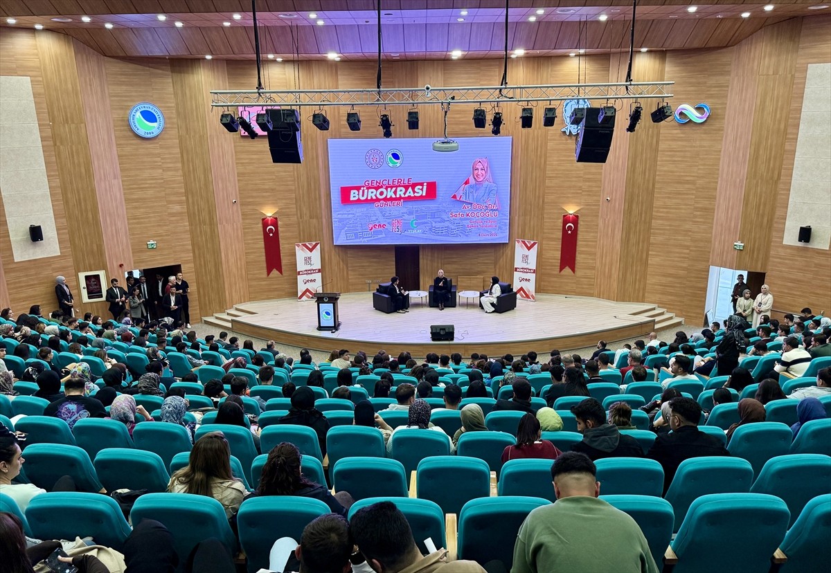 Gençlik ve Spor Bakan Yardımcısı Safa Koçoğlu (sağ 3), Kırşehir Ahi Evran Üniversitesi (KAEÜ) Ahi...