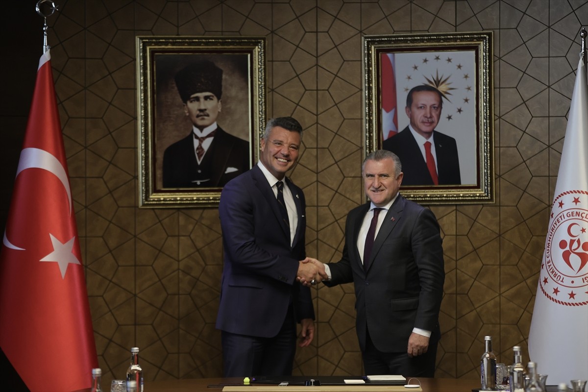 Gençlik ve Spor Bakanı Dr. Osman Aşkın Bak (ortada), Fenerbahçe Kulübü başkanlığına seçilen...