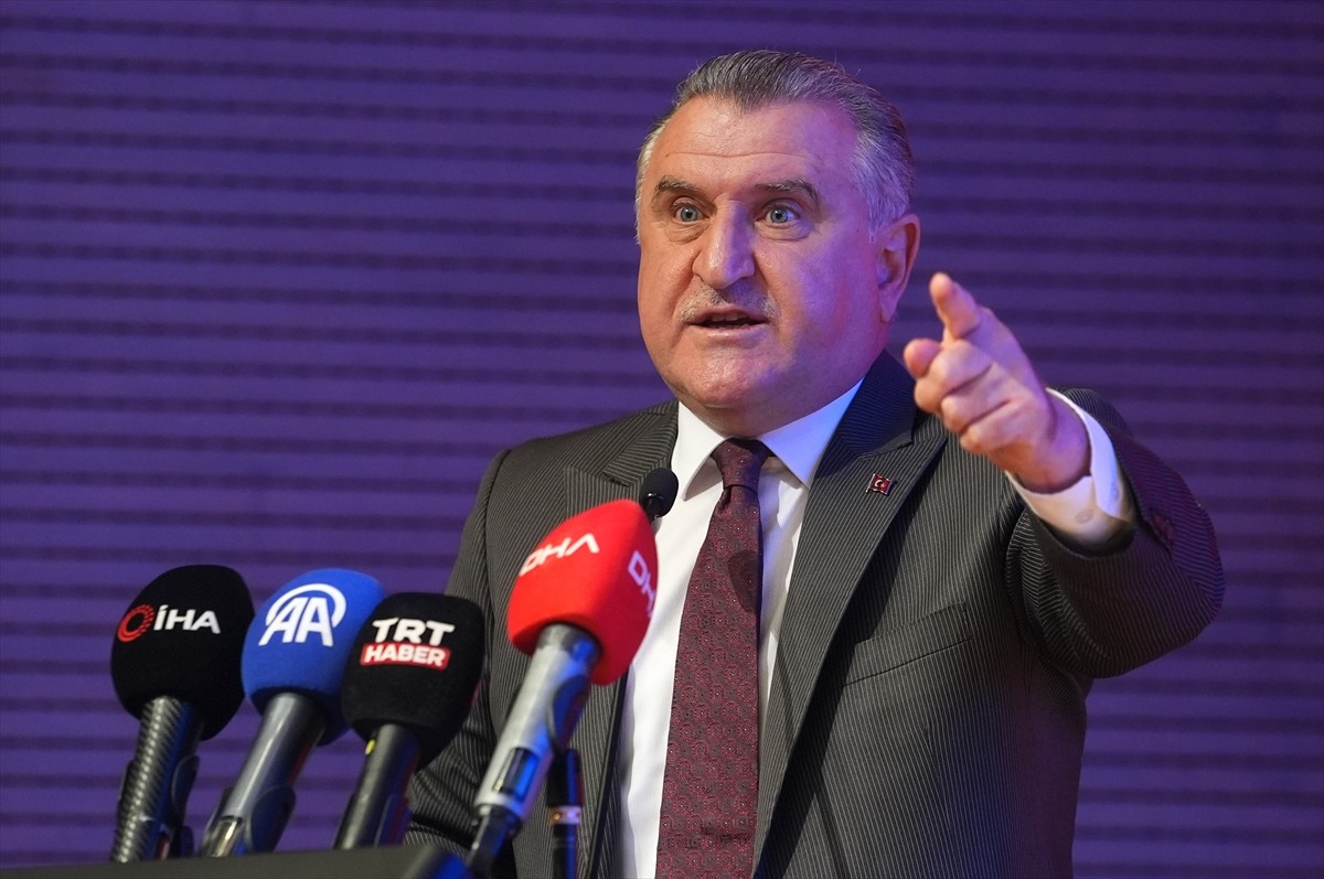 Gençlik ve Spor Bakanı Osman Aşkın Bak, bakanlıktaki konferans salonunda düzenlenen Gönüllülük...