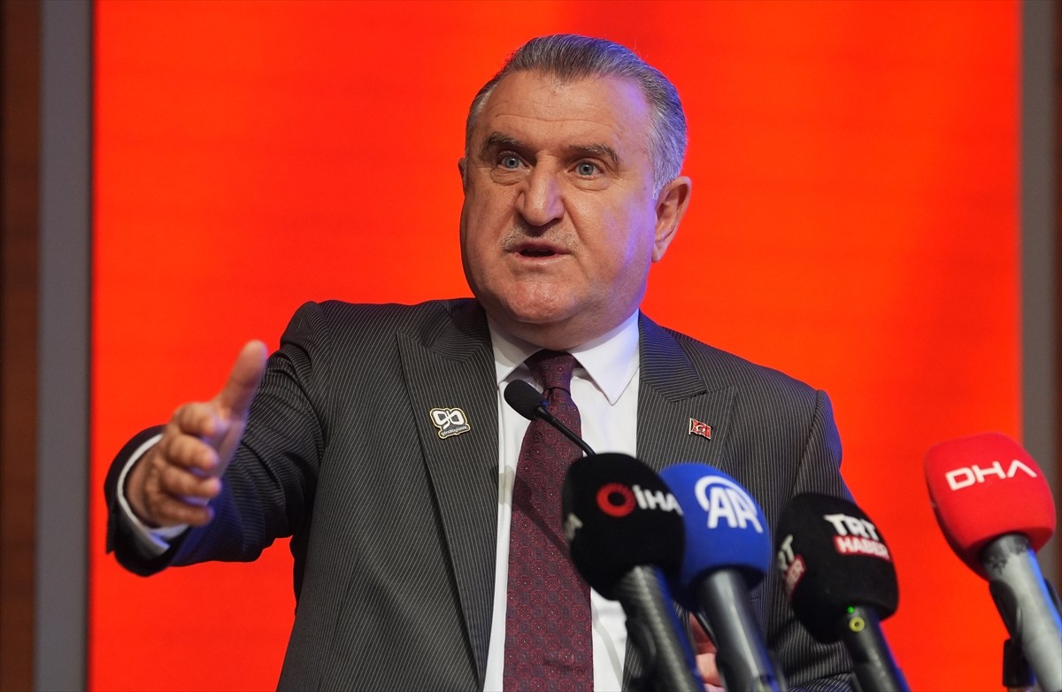 Gençlik ve Spor Bakanı Osman Aşkın Bak, bakanlıktaki konferans salonunda düzenlenen Gönüllülük...