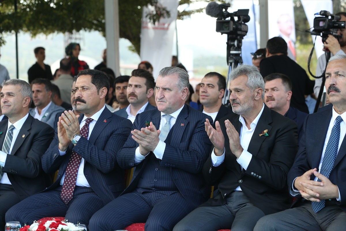 Gençlik ve Spor Bakanı Osman Aşkın Bak (sağ 6), Hatay'ın Altınözü ilçesi Zeytindalı Mahallesi'nde...