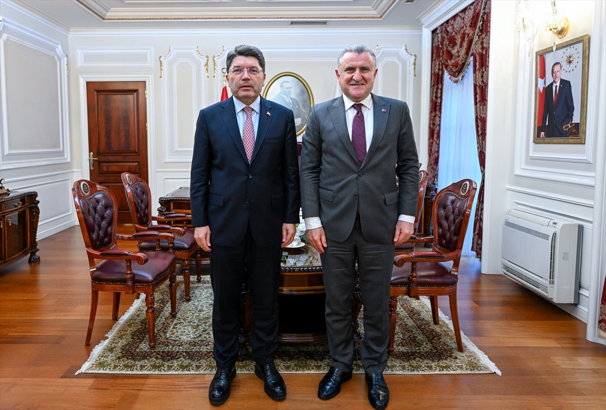 Gençlik ve Spor Bakanı Osman Aşkın Bak (sağda), Adalet Bakanı Yılmaz Tunç'u (solda) ziyaret...