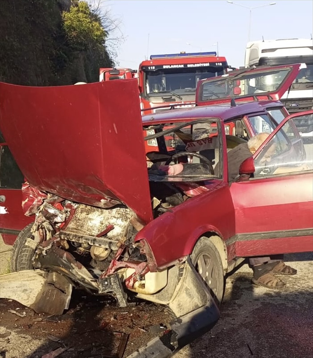 Giresun'un Bulancak ilçesinde otomobil ile minibüsün çarpıştığı 1 kişi öldü, 1 kişi de yaralandı....