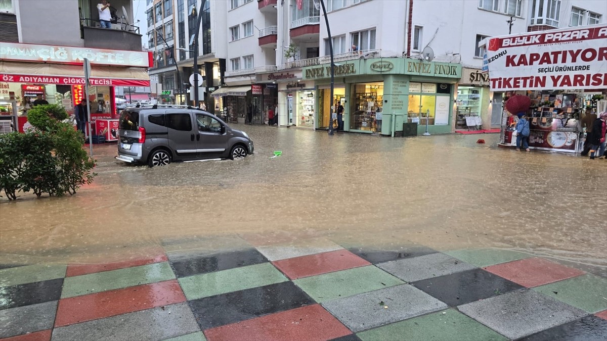 Giresun'un Bulancak ilçesinde sağanak etkili oldu. İlçede sağanak nedeniyle cadde ve sokaklarda su...
