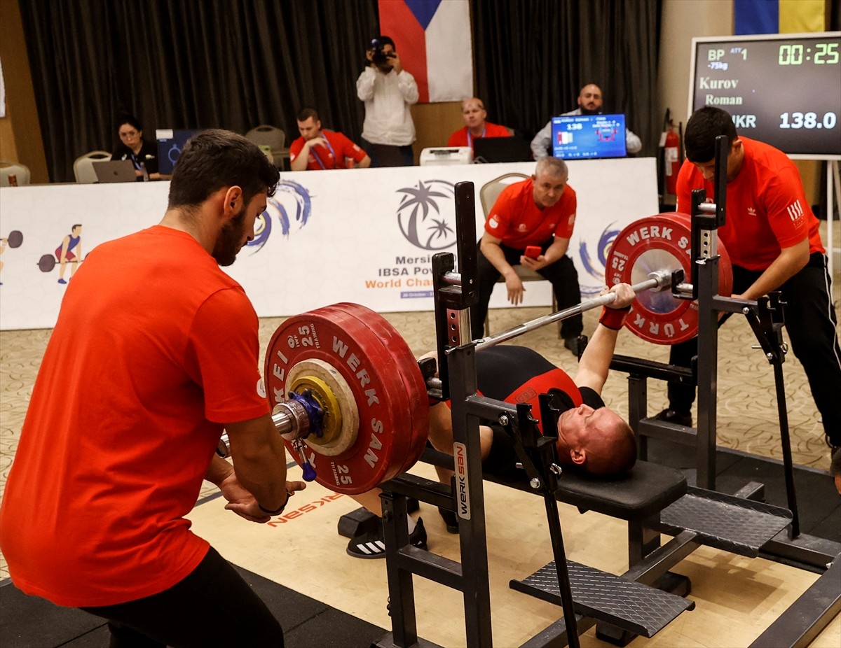 Görme Engelliler Dünya Halter Şampiyonası, 9 ülkeden 100'den fazla sporcunun katılımıyla Mersin'de...
