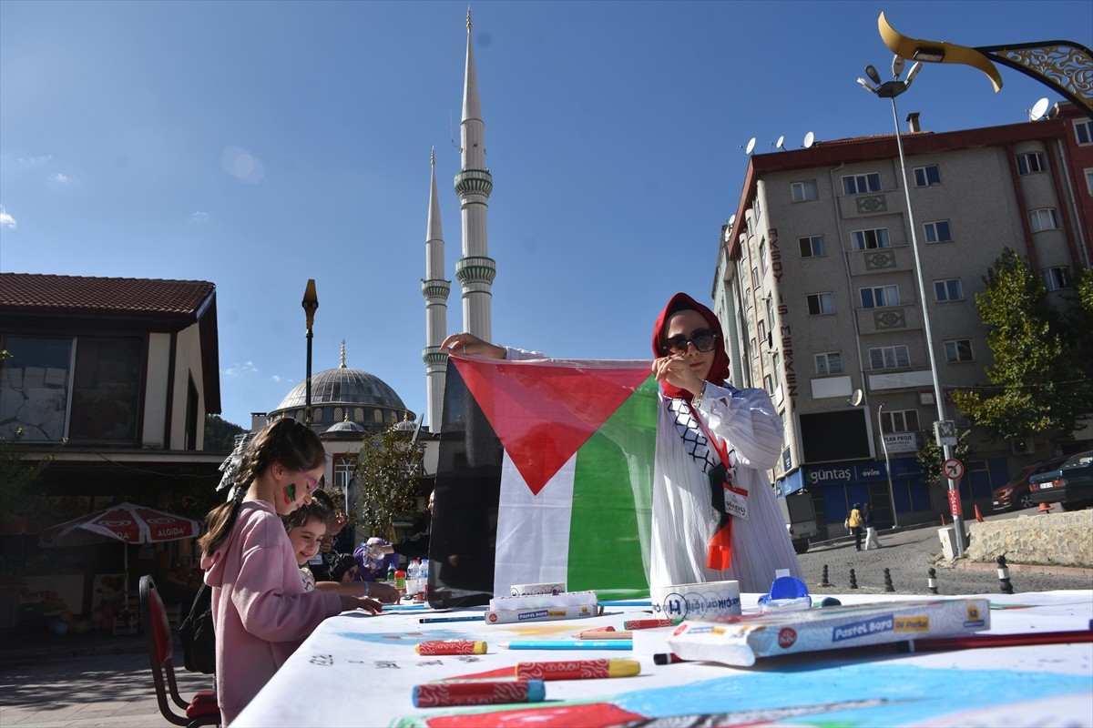 Gümüşhane'de İsrail'in Gazze'ye yönelik saldırılarını protesto etmek ve Gazzeli çocuklara destek...