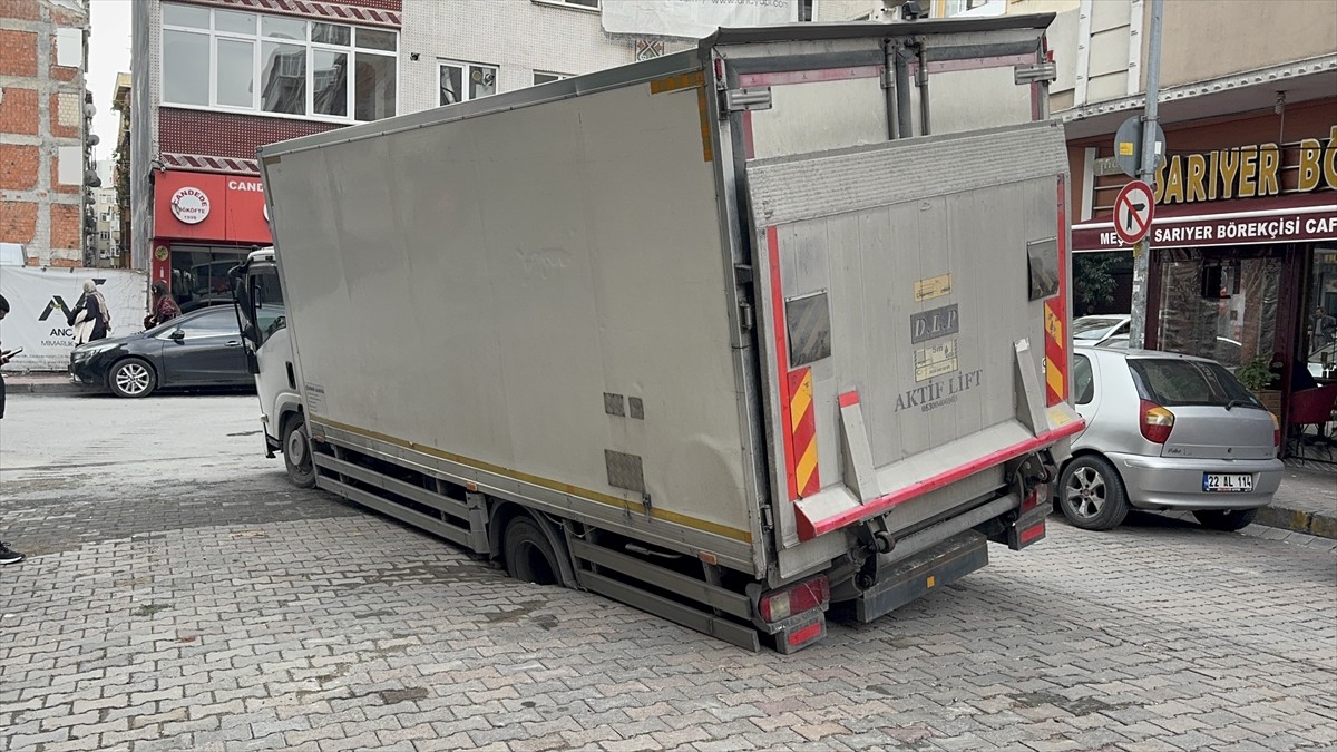 Güngören Haznedar Mahallesi Tevfik Fikret Sokak'ta seyir halindeki 34 EZH 093 plakalı kamyon...