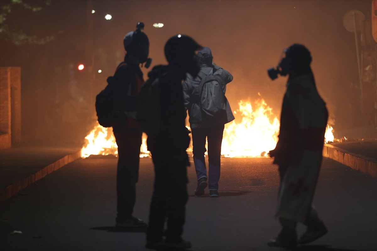 Gürcistan'da Cumhurbaşkanlığı Sarayı'nı ele geçirmeye çalışan göstericiler ile polis arasında...