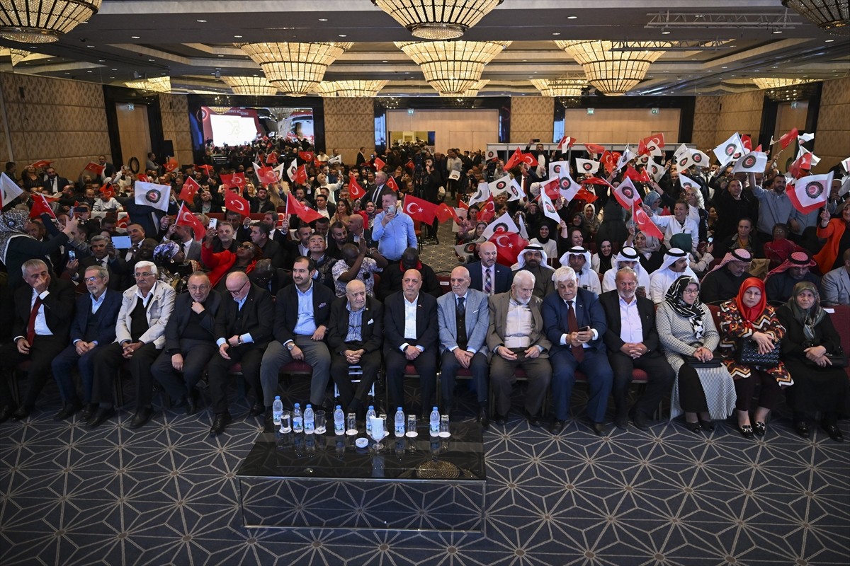 HAK-İŞ'in 50. kuruluş yıl dönümü etkinlikleri kapsamında bir otelde "Emek Kahramanları Ödül...