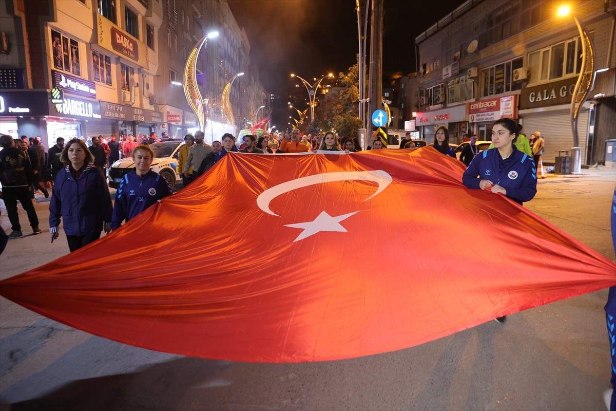 Hakkari'de 29 Ekim Cumhuriyet Bayramı ve Cumhuriyet'in 102. yıl dönümü dolayısıyla kortej yürüyüşü...