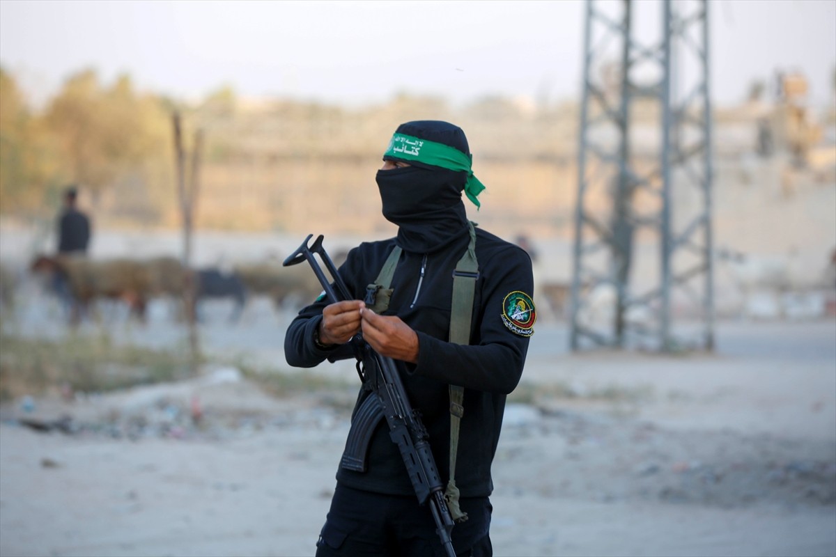 Hamas’ın askeri kanadı İzzeddin el-Kassam Tugayları, İsrailli iki esirin cenazesini Gazze...