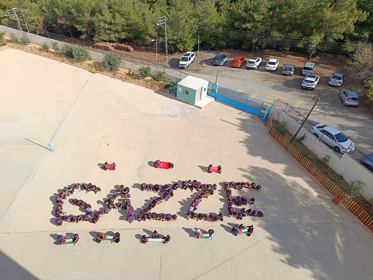 Hatay'ın Belen ilçesindeki Sultan 2. Abdülhamid Han Ortaokulu öğrencileri, İsrail'in yürüttüğü...