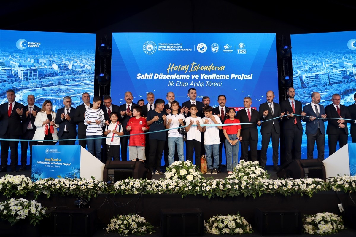 Hatay'ın İskenderun ilçesinde "Sahil Düzenleme ve Yenileme Projesi"nin ilk etap açılış törenini...