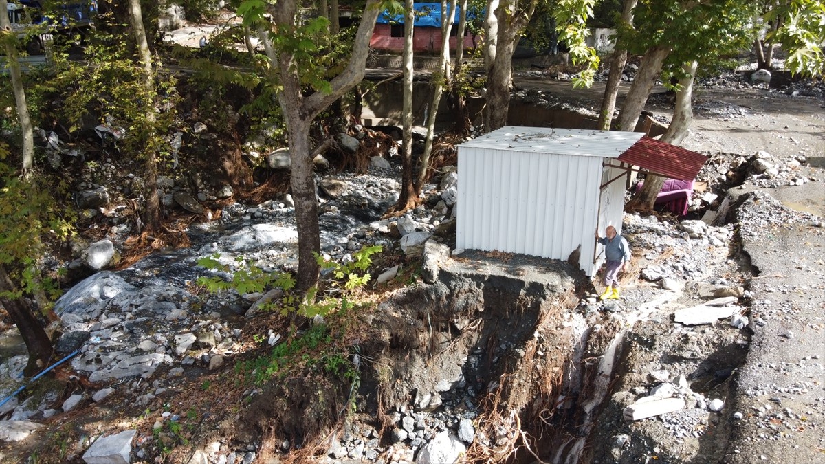 Hatay'ın Payas ilçesinde dün etkili olan sağanak nedeniyle zarar gören mahallelerde temizlik ve...