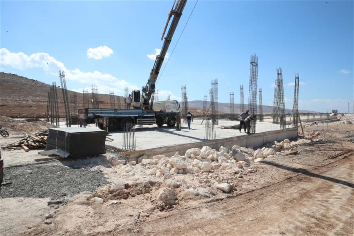 Hatay'ın Reyhanlı ilçesindeki Cilvegözü Sınır Kapısı'nda 500 tır kapasiteli park ve lojistik köyün...