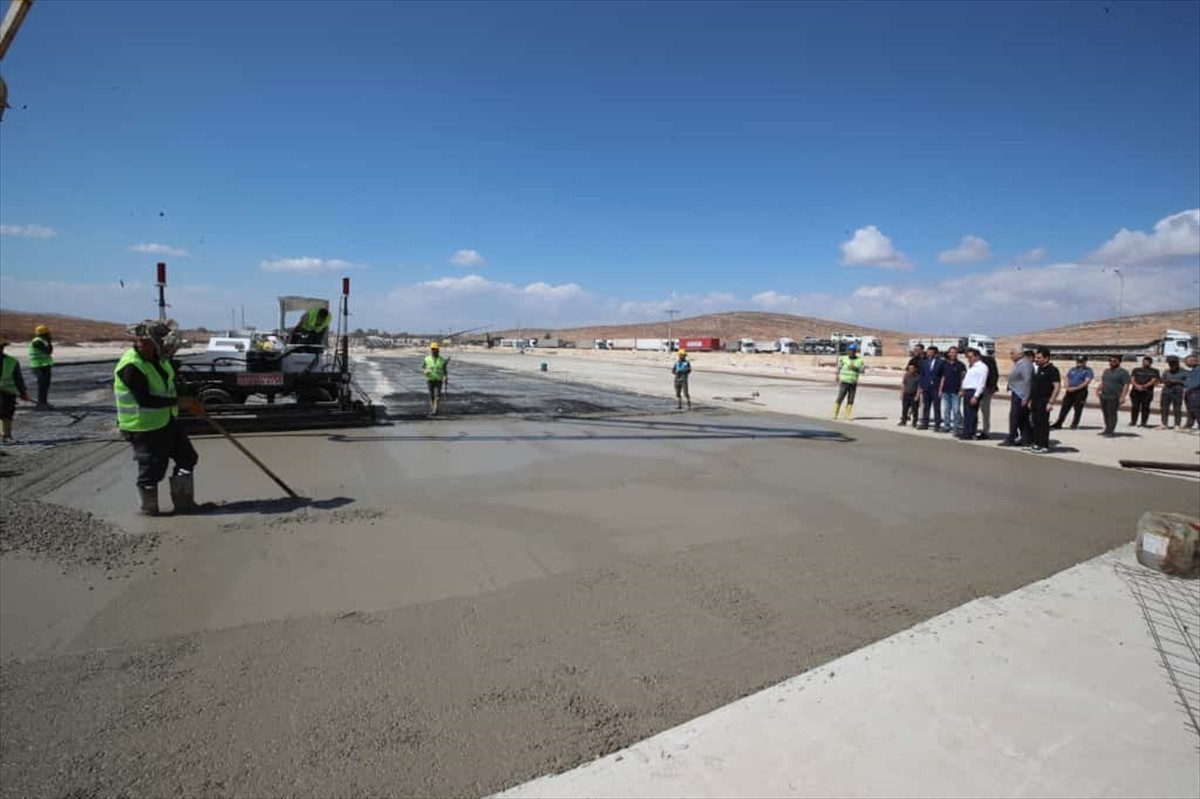 Hatay'ın Reyhanlı ilçesindeki Cilvegözü Sınır Kapısı'nda 500 tır kapasiteli park ve lojistik köyün...