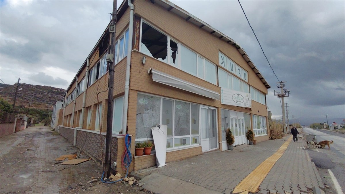 Hatay'ın Samandağ ilçesinde etkili olan sağanak ve şiddetli rüzgar nedeniyle Çevlik Sahili'ndeki...