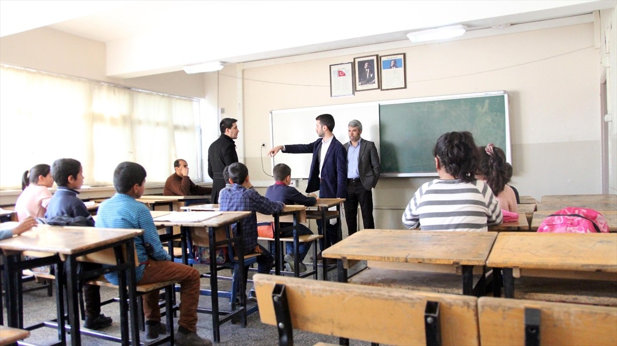 HAVELSAN ve TEKNOFEST 2025'te Yapay Zeka Kısa Film Yarışması'nda ikinci olan Vefa Yokuşu ekibinin...