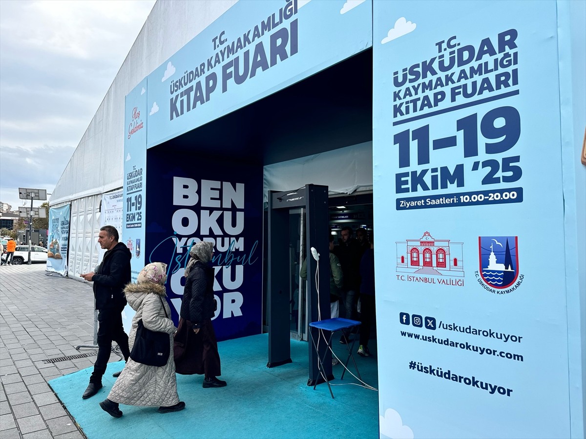 Her yaştan binlerce kitap meraklısı, Üsküdar Meydanı'nda kitap, kültür ve edebiyatla buluştu....