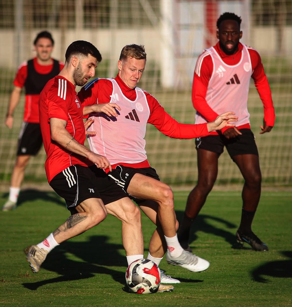 Hesap.com Antalyaspor, Trendyol Süper Lig'in 9. haftasında deplasmanda Gaziantep FK ile yapacağı...