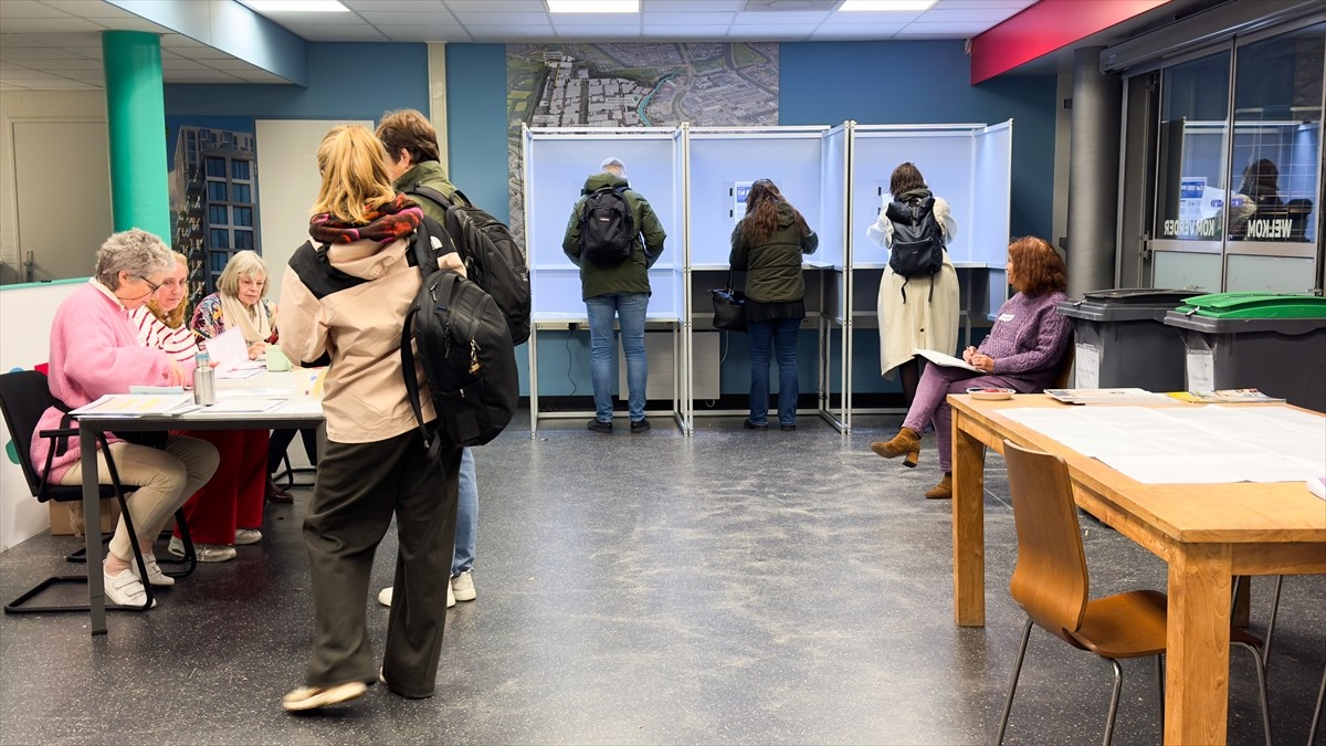 Hollanda'da düzenlenen genel seçimde oy verme işlemi başladı. Ülkede yerel saatle 07.30'da (TSİ...