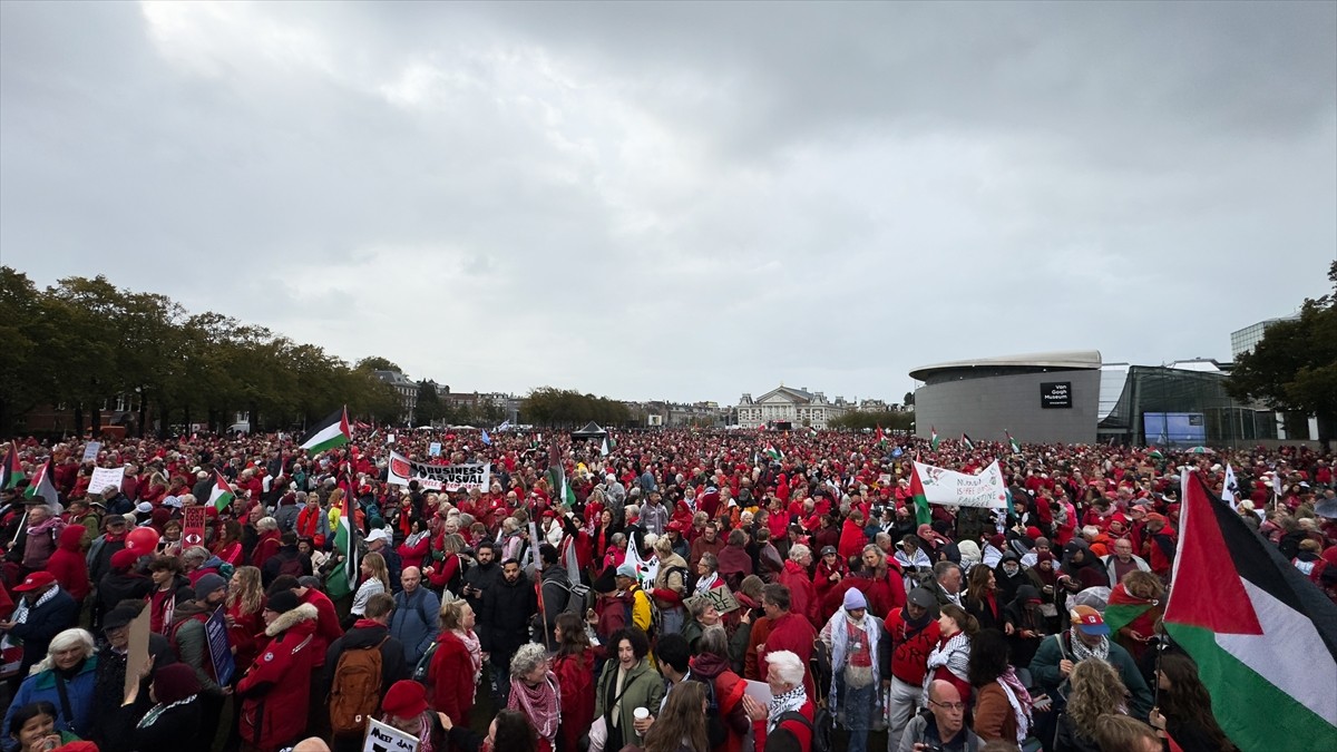 Hollanda'nın başkenti Amsterdam’da toplanan yaklaşık 250 bin kişi, hükümetin İsrail yanlısı...