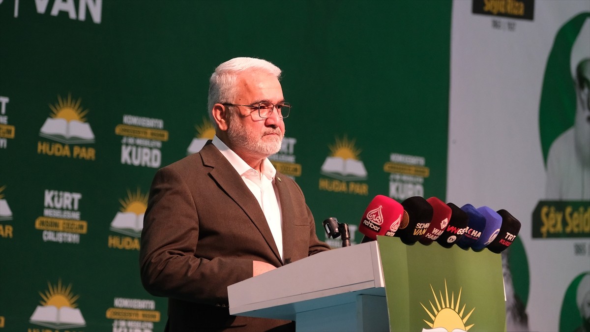 Hür Dava Partisince (HÜDA PAR) Van'da düzenlenen "Kürt Meselesine İnsani Çözüm Çalıştayı" başladı....