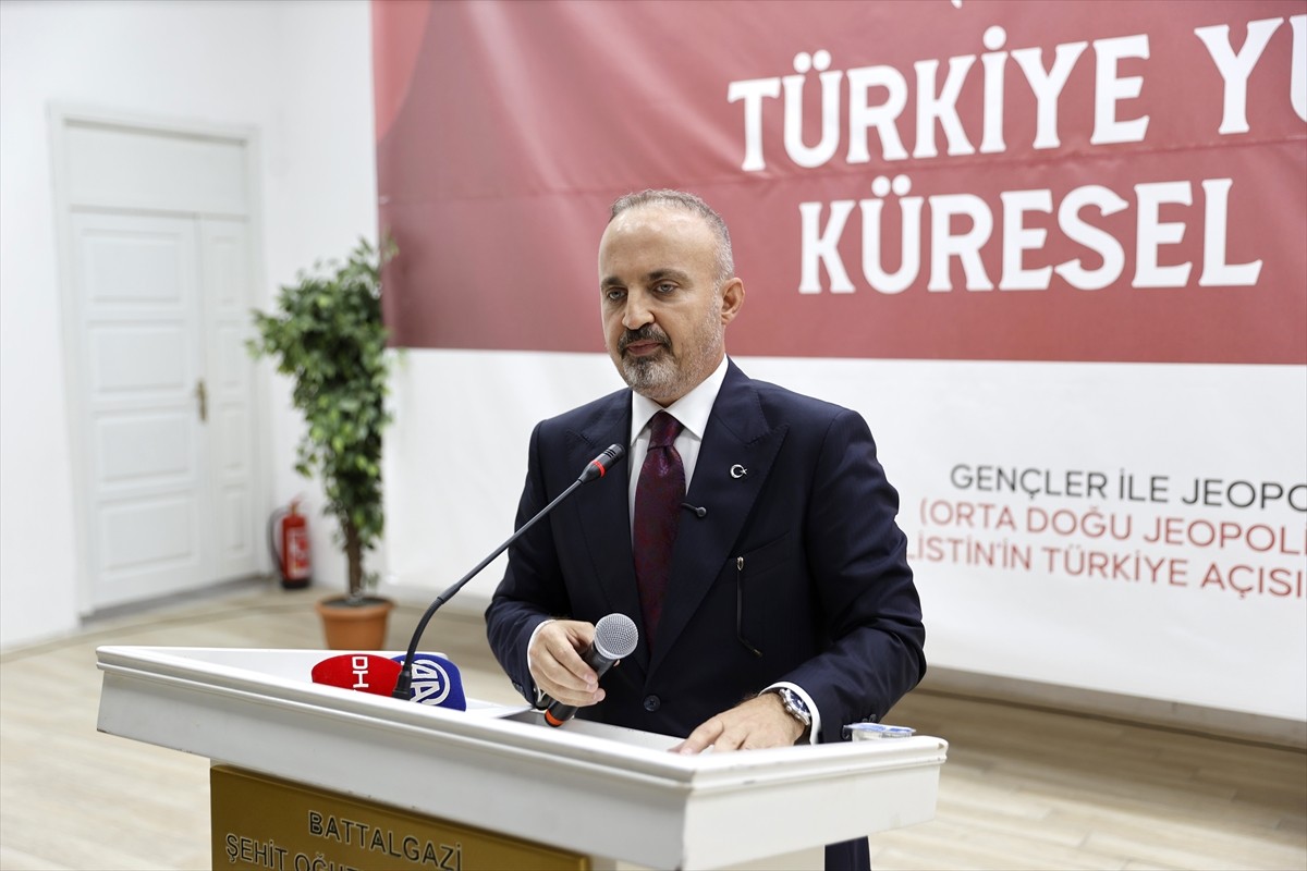 İçişleri Bakan Yardımcısı Bülent Turan, Battalgazi Halk Eğitimi Merkezi'nde düzenlenen "Türkiye...