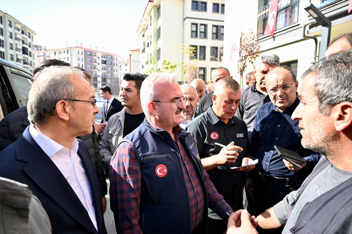 İçişleri Bakan Yardımcısı Münir Karaloğlu (sol 2), beraberinde  Malatya Valisi Seddar Yavuz...
