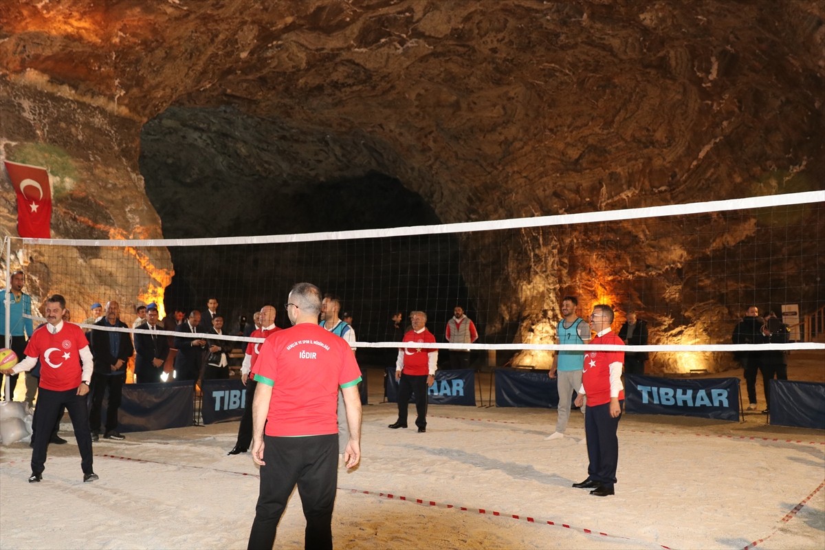 Iğdır'da, yer altındaki Tuz Mağaralarında "29 Ekim Cumhuriyet Bayramı Voleybol Turnuvası"...