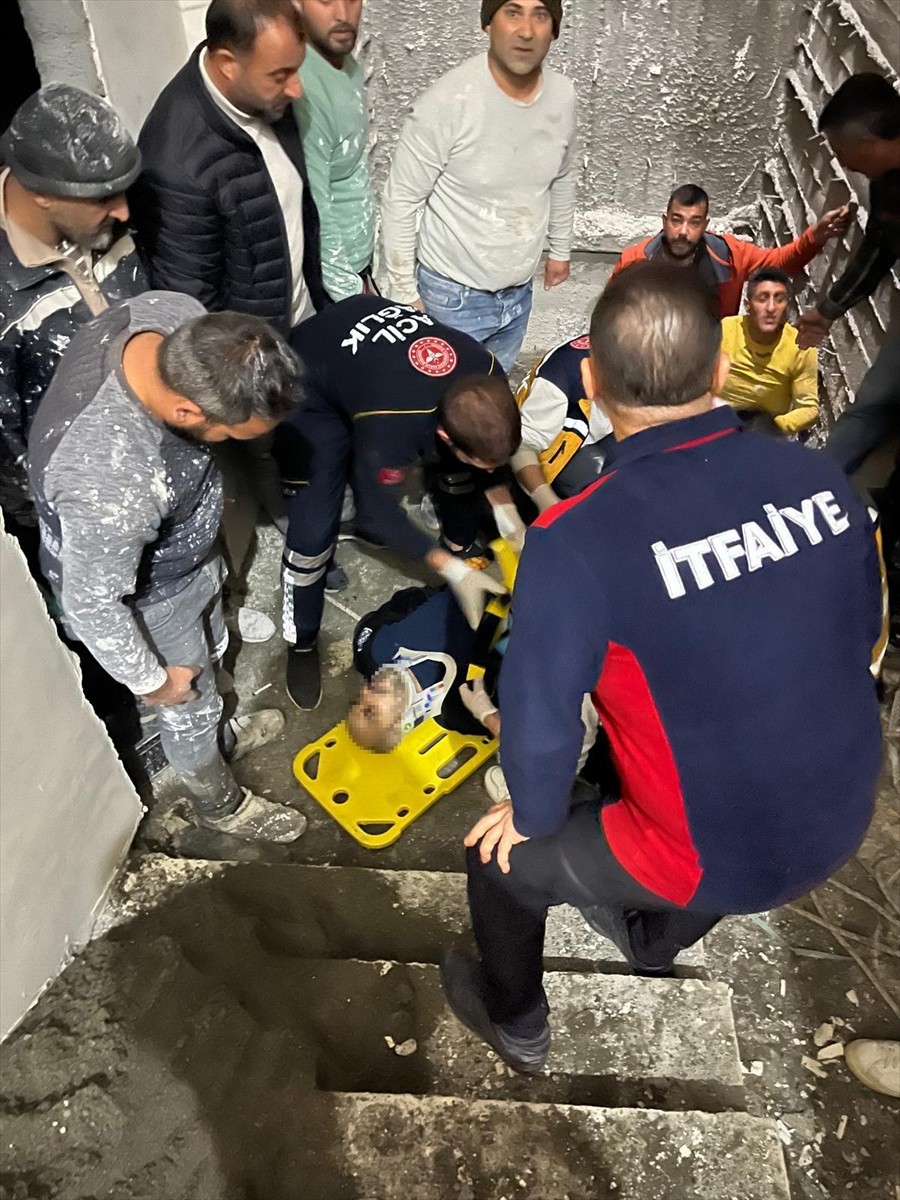 Iğdır’da inşaattaki asansör boşluğuna düşen Azerbaycan uyruklu iki işçiden biri hayatını...