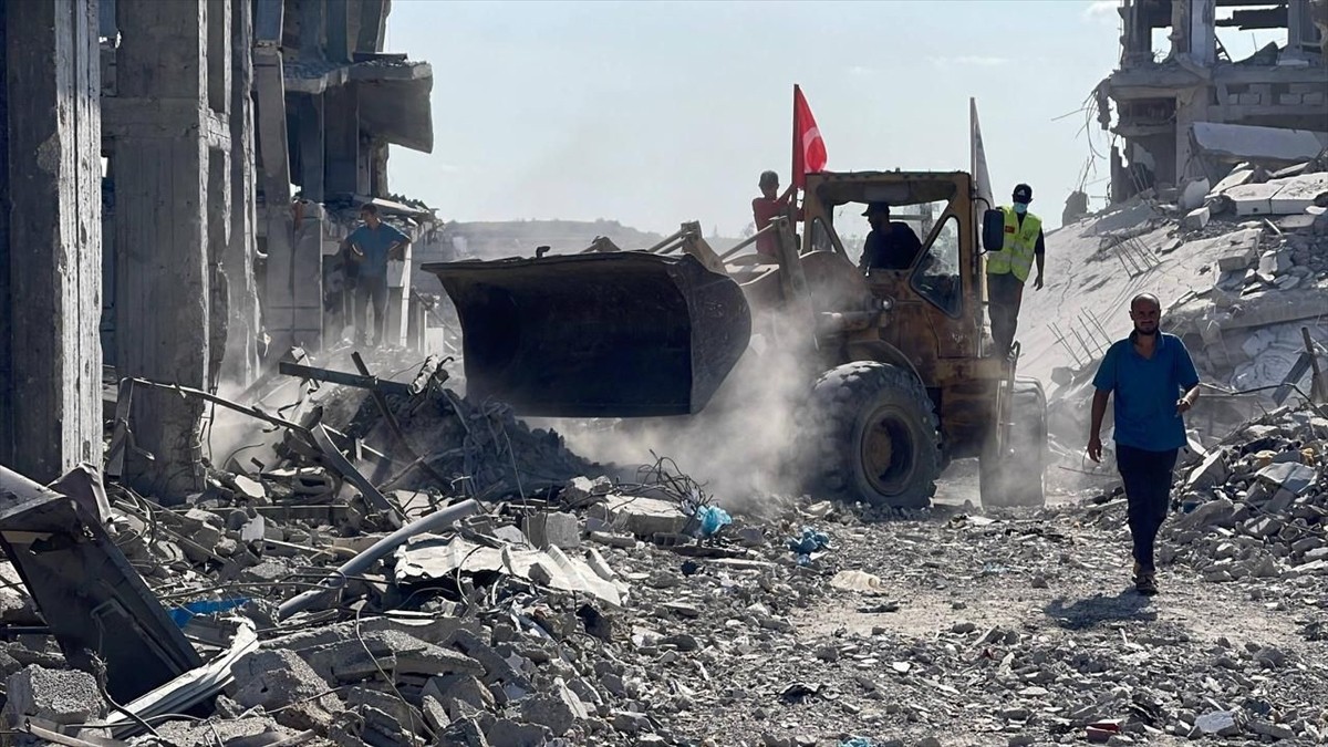 İnsan Hak ve Hürriyetleri (İHH) İnsani Yardım Vakfı, İsrail'in saldırıları nedeniyle yıkıma...