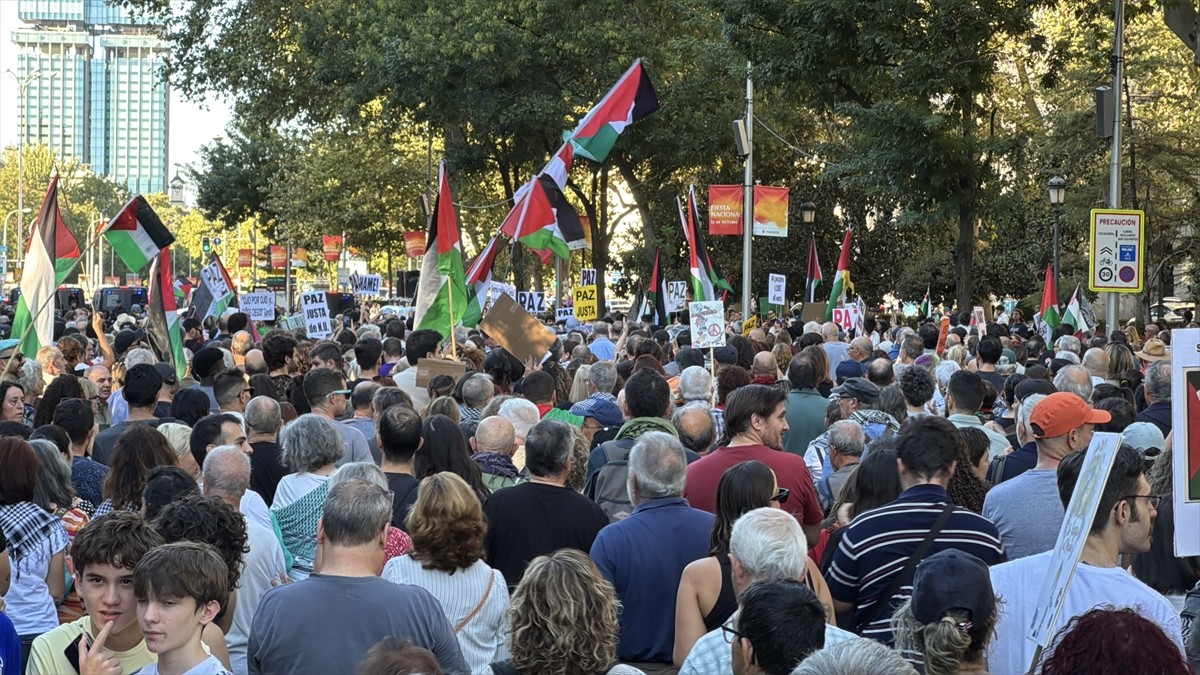 İspanya'nın başkenti Madrid'de bir araya gelen binlerce kişi, İsrail'in Gazze'deki soykırımını...