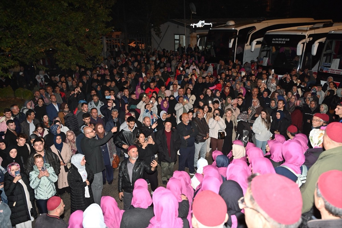 Isparta'da umre ziyareti için kutsal topraklara gidecek kafile yolcu edildi.