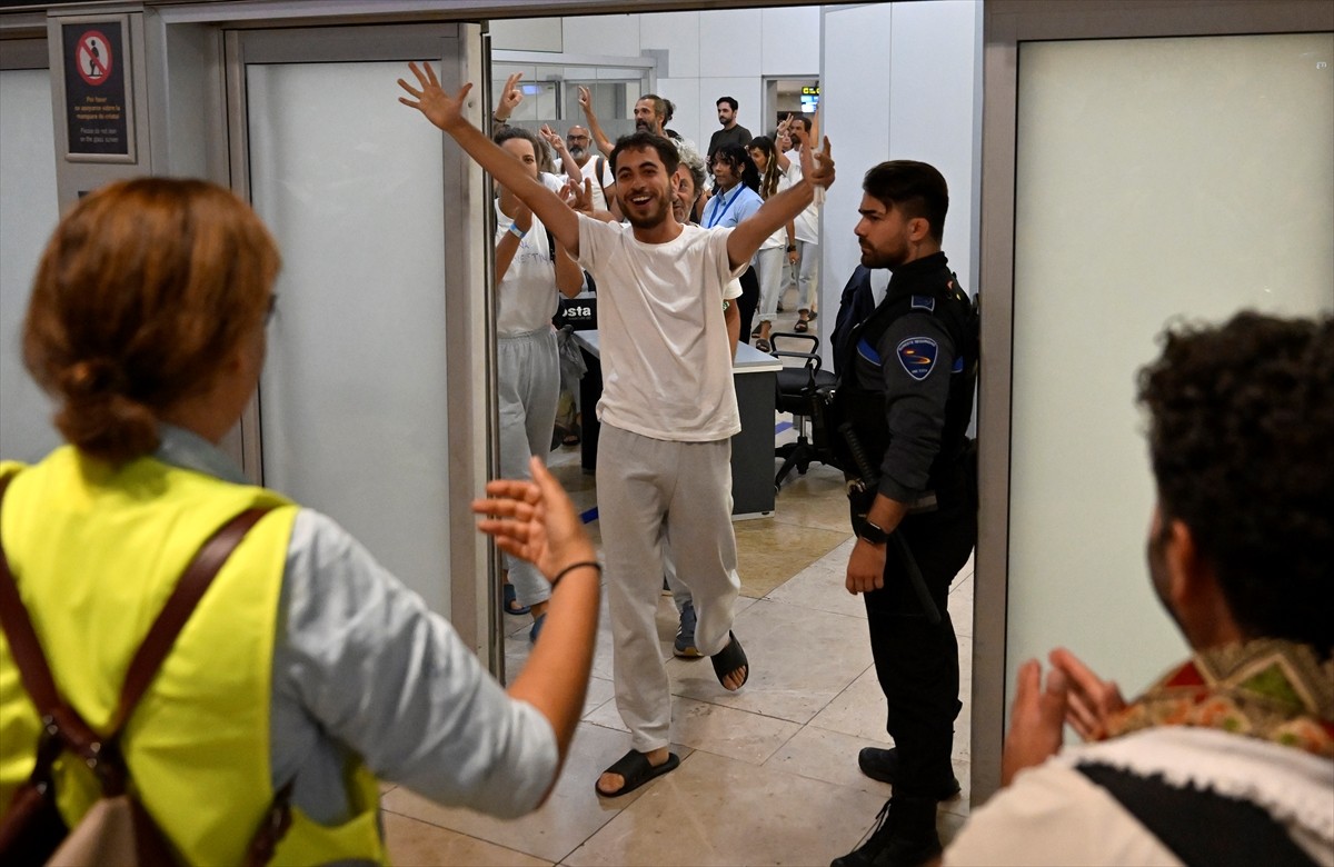 İsrail'in, Gazze'ye doğru yaklaşan Küresel Sumud Filosu'na saldırarak alıkoyduğu aktivistlerden...