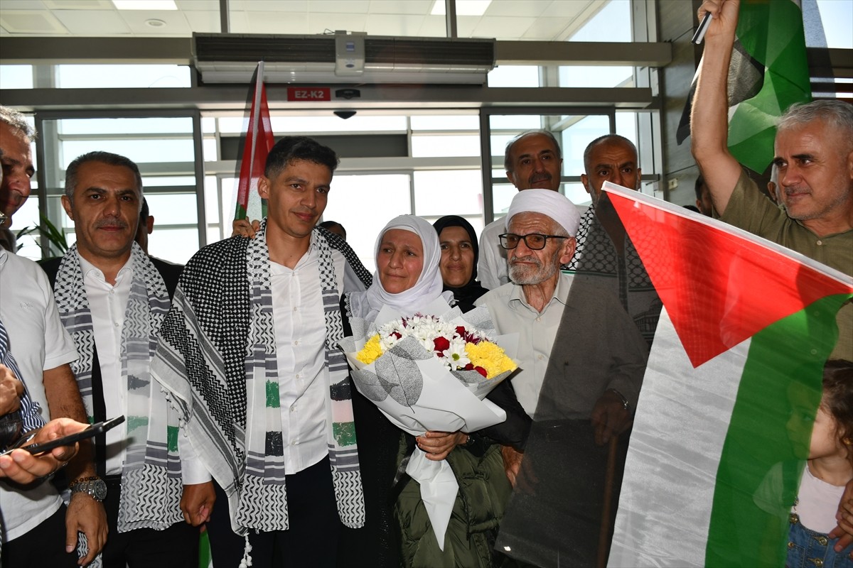 İsrail'in, Gazze'ye doğru yaklaşan Küresel Sumud Filosu'na saldırarak alıkoyduğu aktivistlerden...