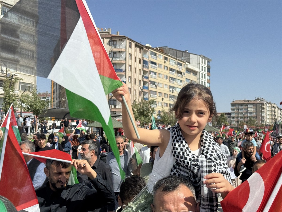 İsrail'in Gazze ve Küresel Sumud Filosu'na yönelik saldırıları Elazığ'da düzenlenen "Gazze...