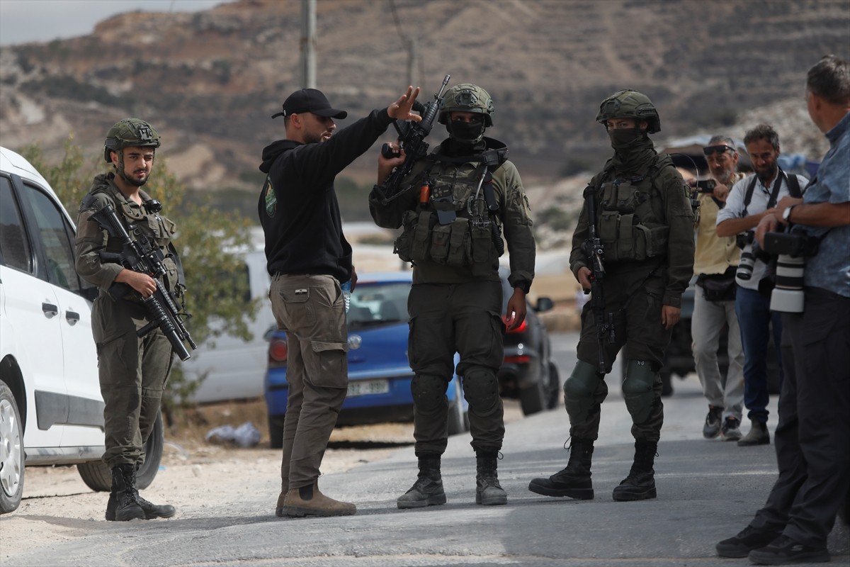 İsrail askerlerinin koruması altındaki Yahudi yerleşimciler, El-Halil’in güneyindeki Soba köyünde...