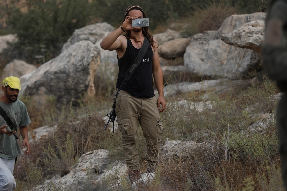 İsrail askerlerinin koruması altındaki Yahudi yerleşimciler, El-Halil’in güneyindeki Soba köyünde...