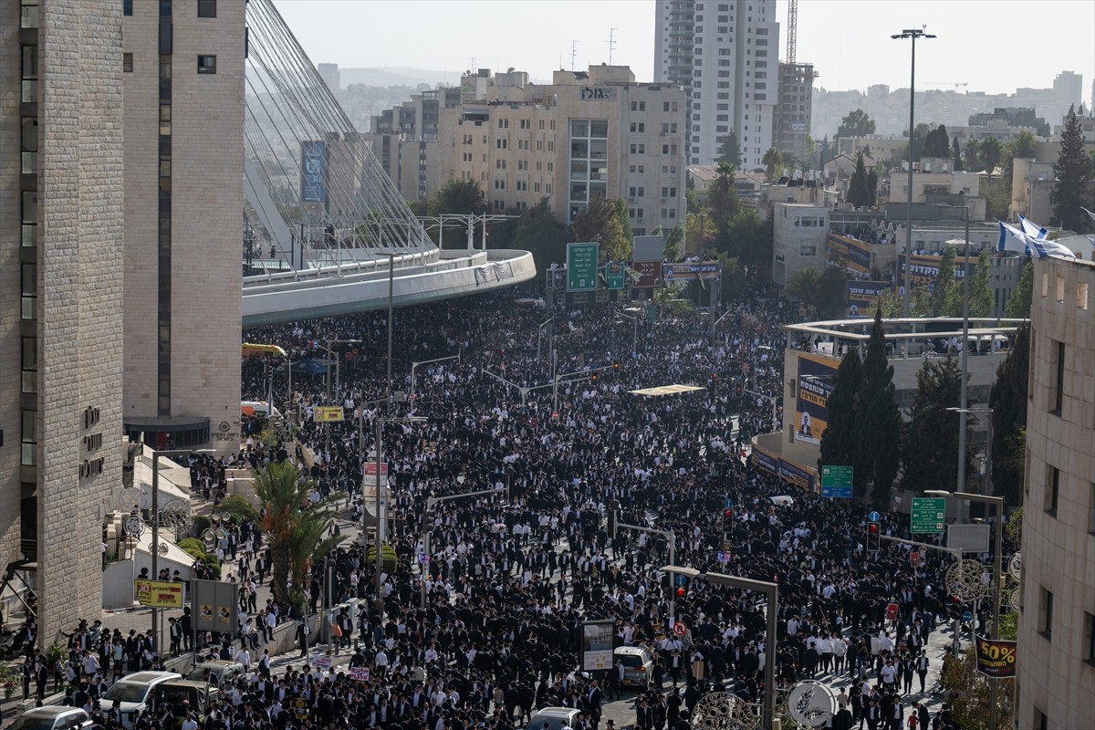 İsrail’in Batı Kudüs kentinde on binlerce Ultra-Ortodoks (Haredi) Yahudi, zorunlu askerlik...